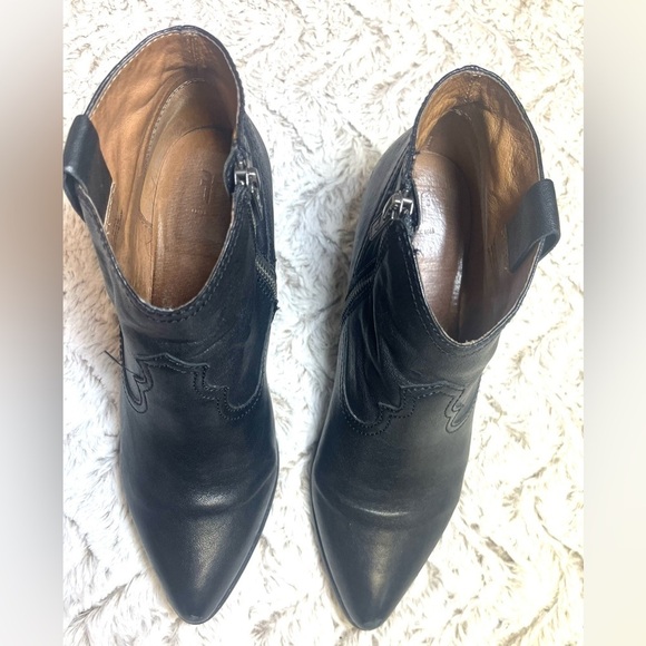 Frye Reina Western Black Leather Ankle Boots With Almond Pointed Toe 
Size 9.5 - Picture 7 of 11
